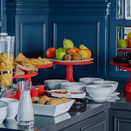 Tapis Rouge Design Boutique Hotel 巴统 外观 照片 A breakfast buffet